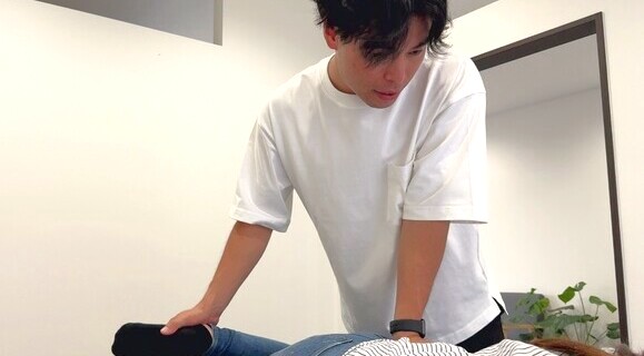 肩や腰の評価・施術風景